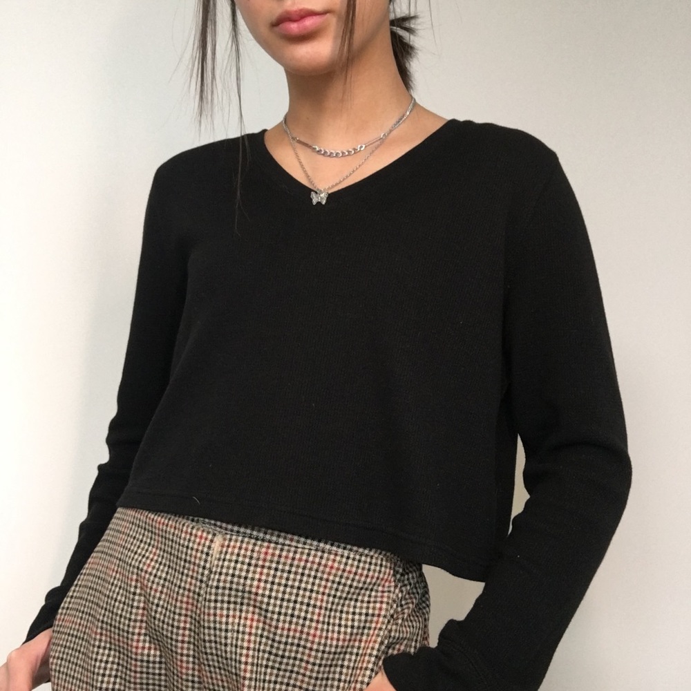 Black cropped long sleeve tee